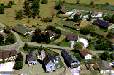 photo aérienne du village en 1999 où l'on voit en bas dans l'ordre: la mairie, l'église et le Cercle rural